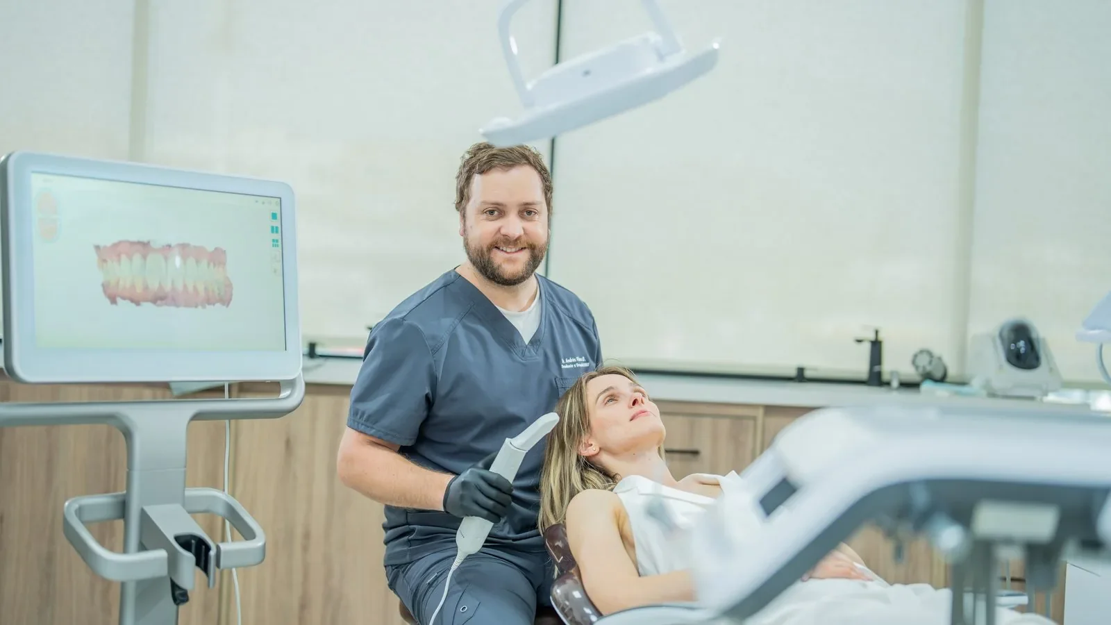 Paso 1: el Dr. Andrés Flores realiza el escaneo 3D con iTero Lumina en Zenclinic